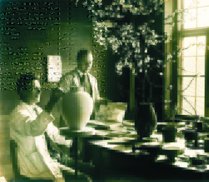 Skonis.lt archyvo nuotr. /Praėjusiame amžiuje dekoruojamas porcelianas