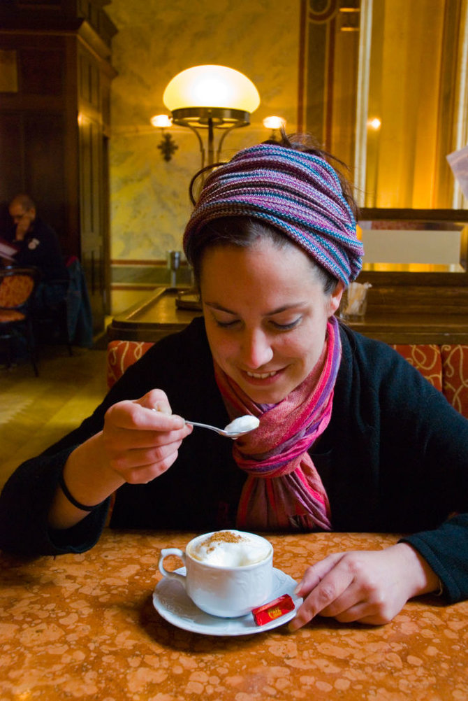 Vida Press nuotr./Mergina geria kavą Vienoje