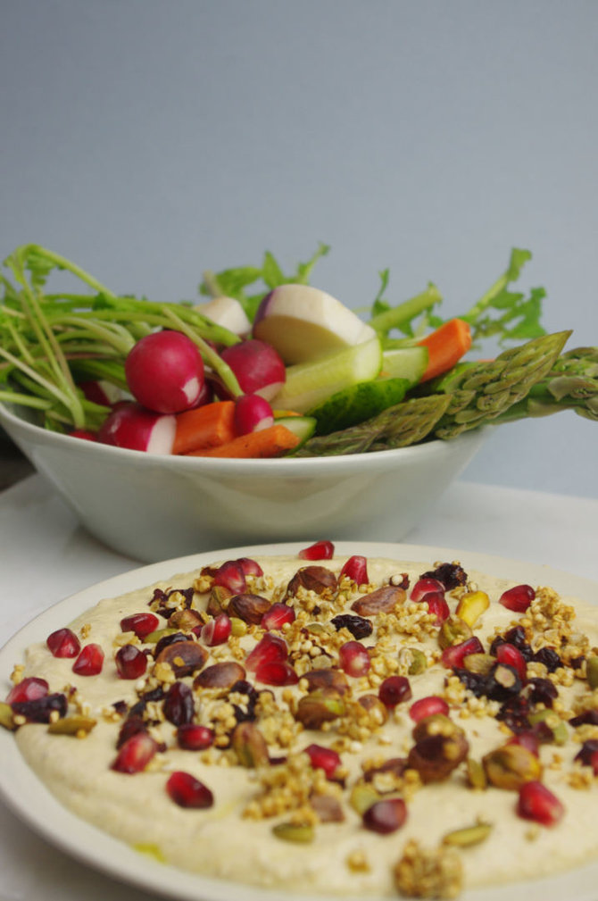 Feedmysister nuotr./Humusas su sūria granola ir šviežiomis daržovėmis