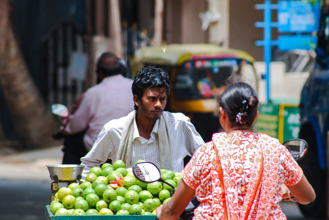 Vida Press nuotr./Guavos vaisių pardavėjas Indijoje