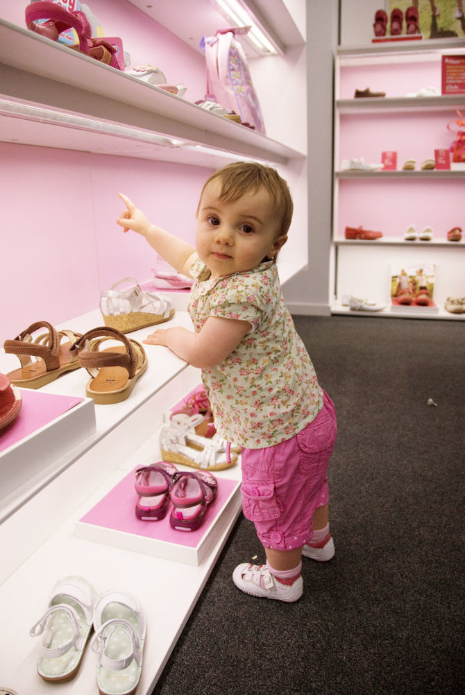 Vida Press nuotr./Maža mergaitė batų parduotuvėje