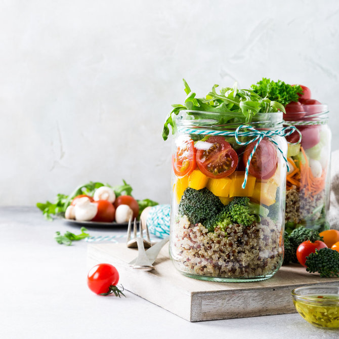 Vida Press nuotr./Salotos stiklainyje: kruopos, brokoliai, moliūgai, pomidorai, žalumynai