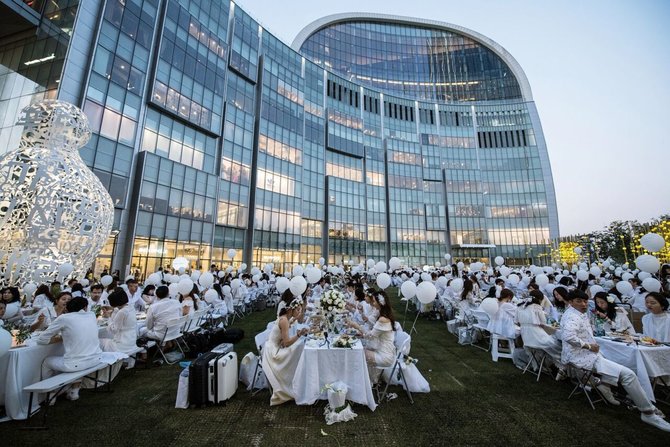 Organizatorių archyvo nuotr. /„Diner en Blanc“ Seule