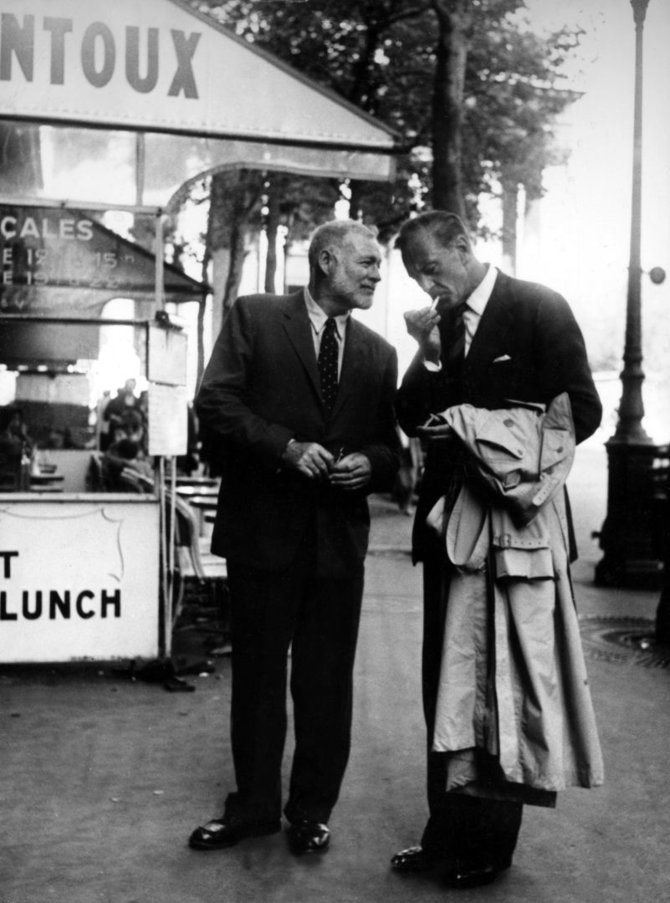 Vida Press nuotr./Ernestas Hemingway’us ir Garry Cooperis Paryžiuje