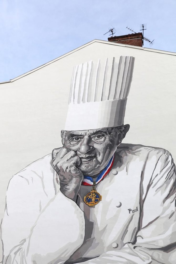 Vida Press nuotr./Pastato siena su Paulo Bocuse portretu