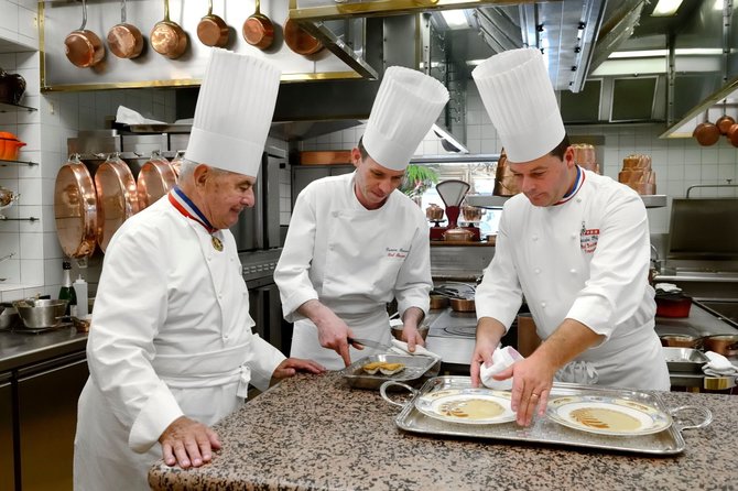 Vida Press nuotr./Paulas Bocuse su savo komanda restorano virtuvėje