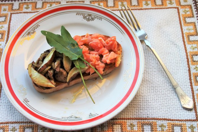 Jurgos Jurkevičienės nuotr. /Kazlėkų „bruschetta“ su karštai rūkyta lašiša