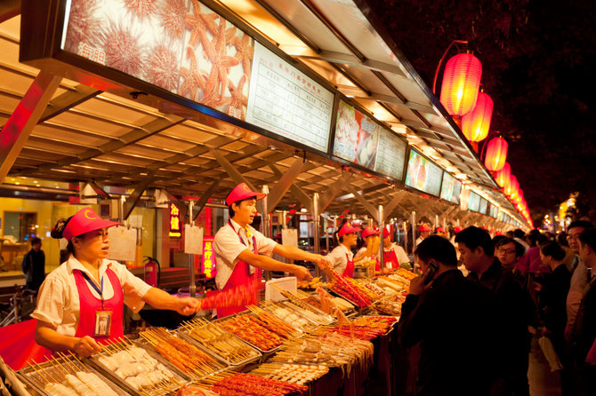 Vida Press nuotr./Donghuamen naktinis maisto turgus Pekine