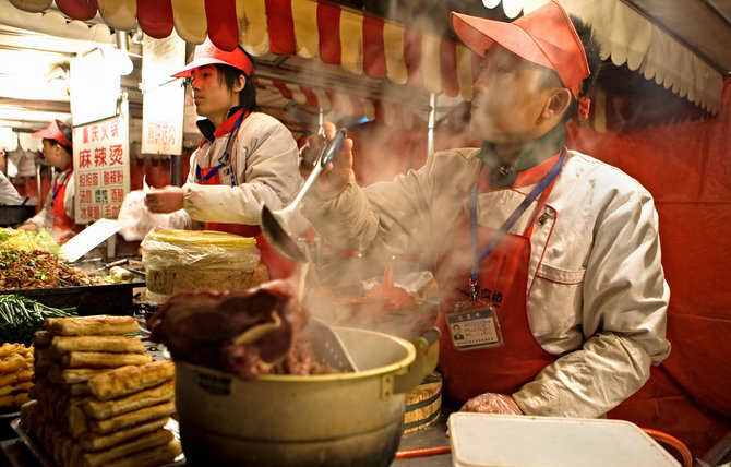 Vida Press nuotr./Donghuamen naktinis maisto turgus Pekine