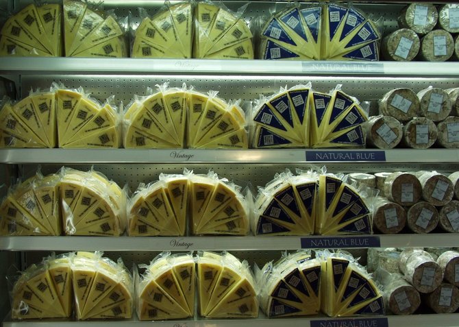 Vida Press nuotr./Sūris parduotuvėje Didžiojoje Britanijoje