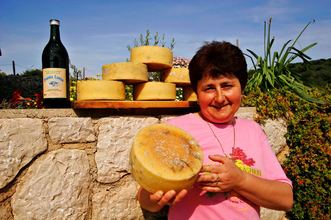 Vida Press nuotr./Sūrio pardavėja Kroatijoje