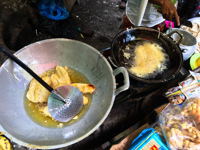 Autorės nuotr. /Bananų tešloje gamyba Indonezijoje