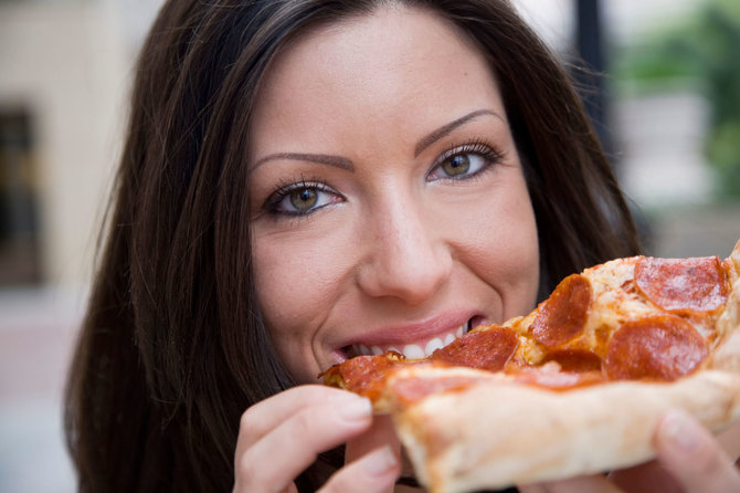 Vida Press nuotr./Moteris valgo picą