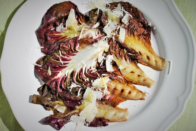 Jurgos Jurkevičienės nuotr. /Grilio keptuvėje kepti radicchio lapai su parmezano sūriu 