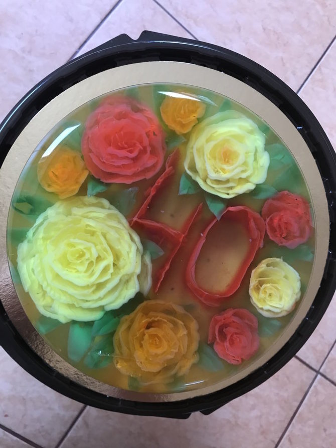 Asmeninio albumo nuotr./Gėlėmis dekoruotas želė tortas