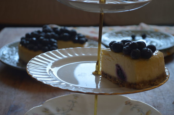 Asmeninio albumo nuotr./Begliutenis sūrio pyragas su mėlynėmis