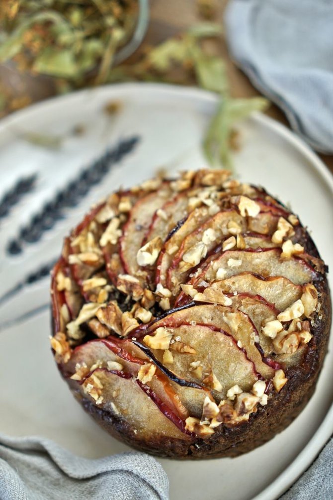 Soulfood.lt nuotr./Karamelinis obuolių pyragas su graikiniais riešutais