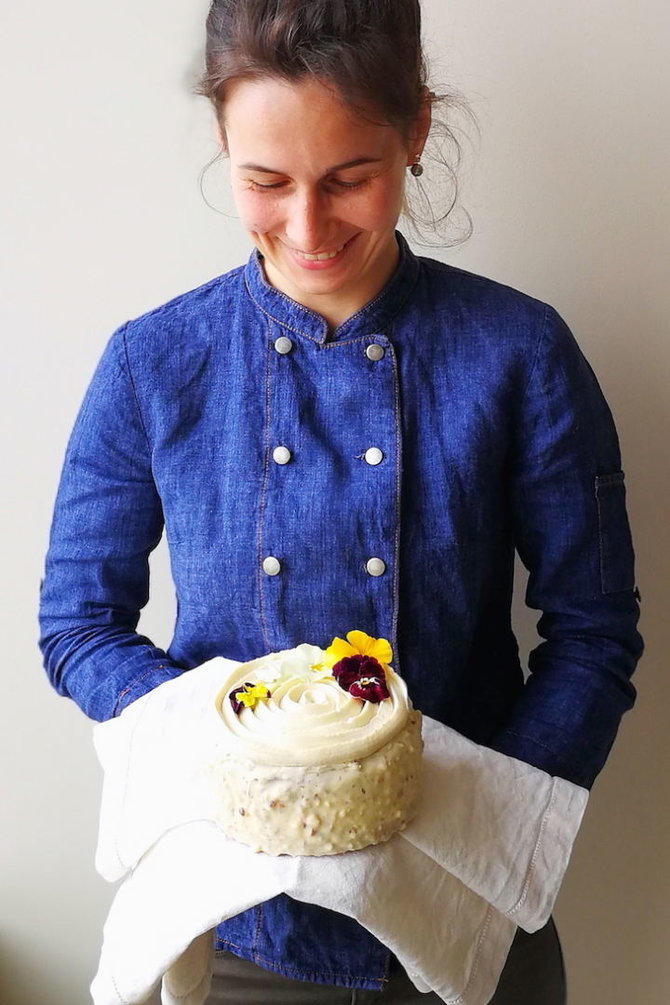 Restorano archyvo nuotr./Barbora Inciutė Čepulionienė ir jos tortas „Pavasarinė rasa“