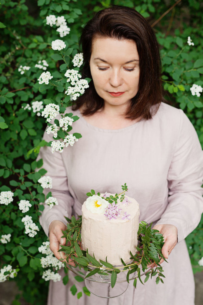 „Fotopastelė“ nuotr. /Renata Ničajienė ir jos rožėmis kvepiantis rabarbarų tortas