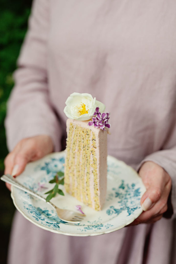 „Fotopastelė“ nuotr. /Rožėmis kvepiantis rabarbarų tortas
