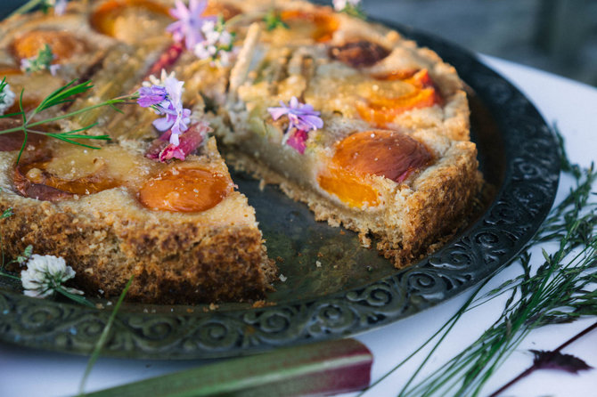 Julijos Steponavičiūtės nuotr. /Migdolinė rabarbarų ir abrikosų tarta