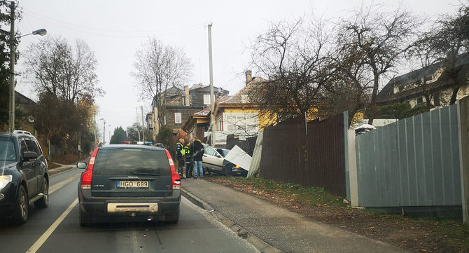 Kur stovi policija Kaune nuotr./BMW avarija Kaune