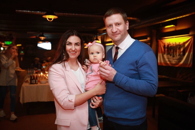 Eriko Ovčarenko / 15min nuotr./Deimantė ir Simonas Kairiai su dukrele
