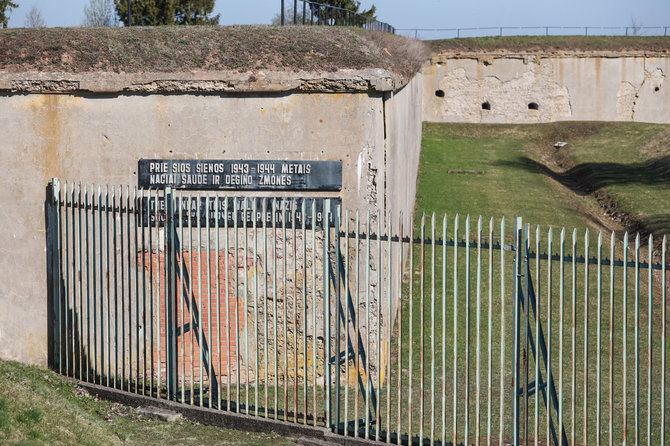 Eriko Ovčarenko / BNS nuotr./Memorialas ribojasi su IX forto teritorija. Atminimo lentos primena žmonių patirtas kančias.