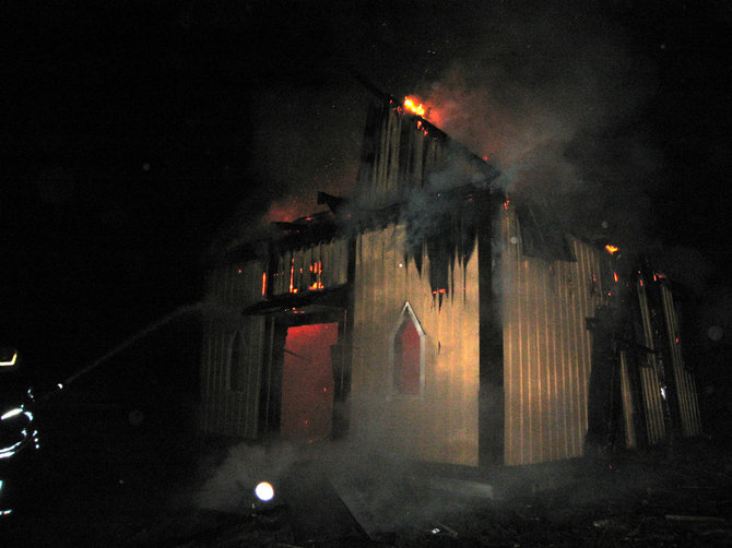 Įvykio liudininko nuotr./Paštuvos bažnyčios gaisras