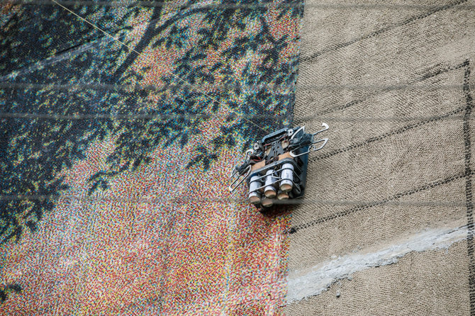 Eriko Ovčarenko / 15min nuotr./Estiškas robotas dažo sieną