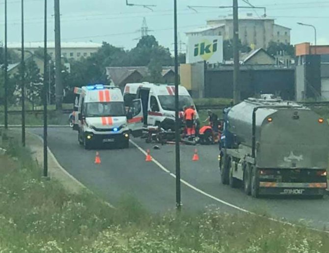 Feisbuko grupės „Kur stovi policija Kaune“ nuotr./Avarijos vietoje