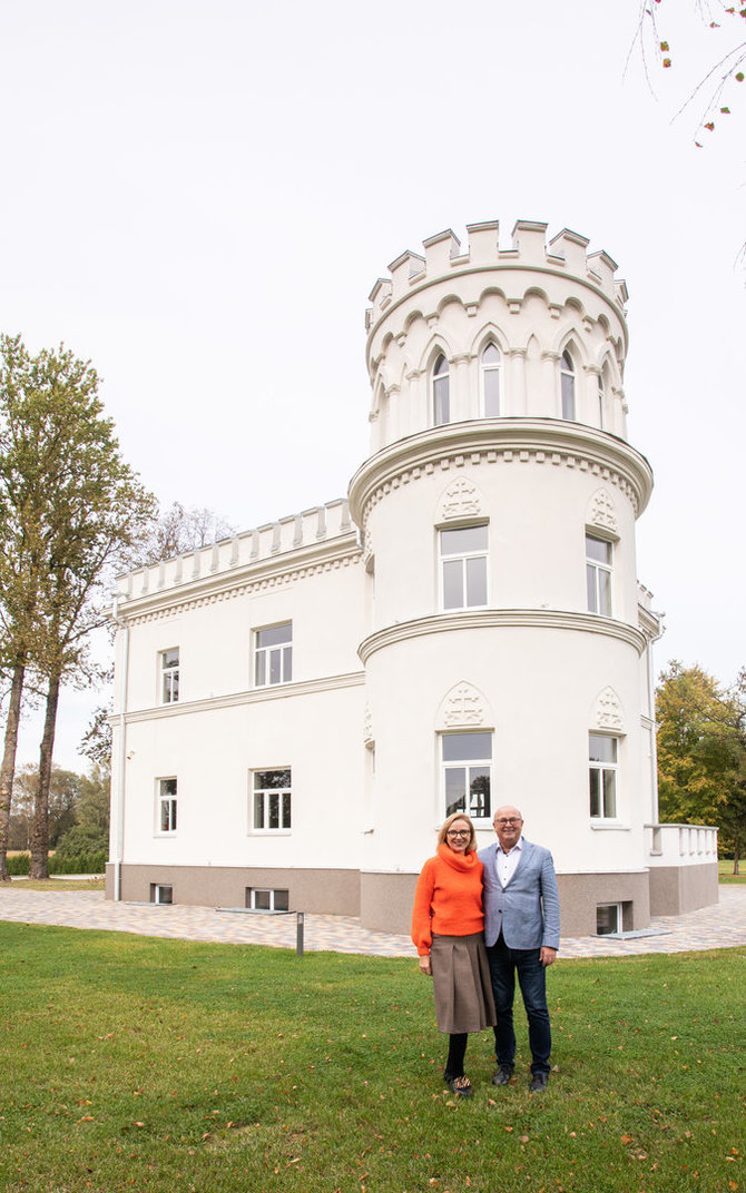 Aliaus Koroliovo nuotr./Visvaldas su Loreta prie savojo Kačiūniškių dvaro