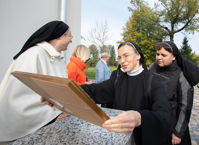 Vienuolės apsilankė Visvaldo Matijošaičio valdose