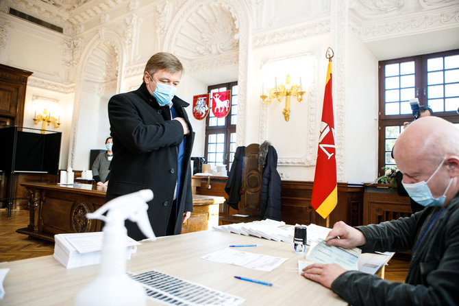 Eriko Ovčarenko / 15min nuotr./Ramūnas Karbauskis balsavo antrame rinkimų ture