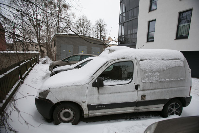 Eriko Ovčarenko / 15min nuotr./Apleistas automobilis Kaune