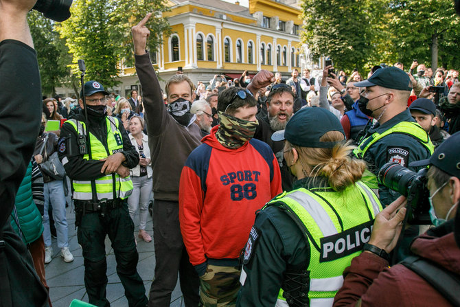 Eriko Ovčarenko / 15min nuotr./Protestuotojai užtvėrė eismą