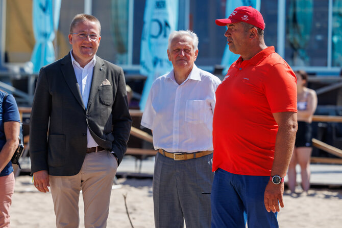 Eriko Ovčarenko / BNS nuotr./Palangos meras Šarūnas Vaitkus (kairėje) ir Jonas Pirožnikas (dešinėje)