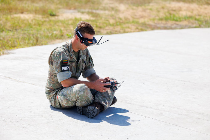 Eriko Ovčarenko / BNS nuotr./Kariuomenėje vystomi dronų pajėgumai