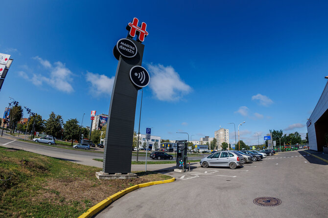 Eriko Ovčarenko / BNS nuotr./Elektromobilių krovimo stotelė