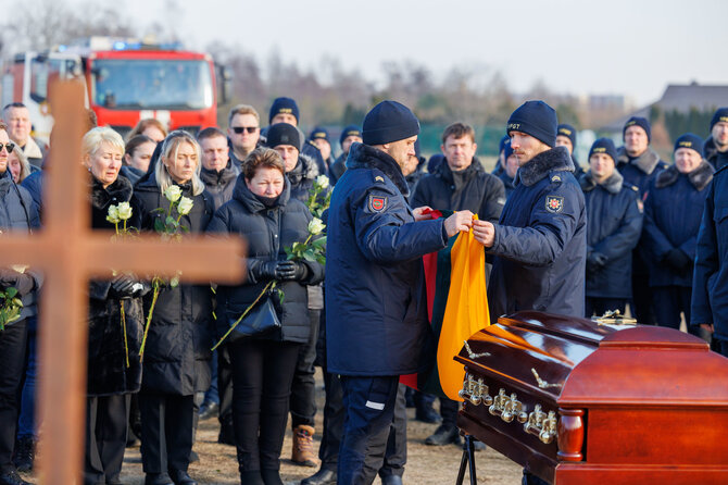 Eriko Ovčarenko / BNS nuotr./Rolando Venslauskio laidotuvės