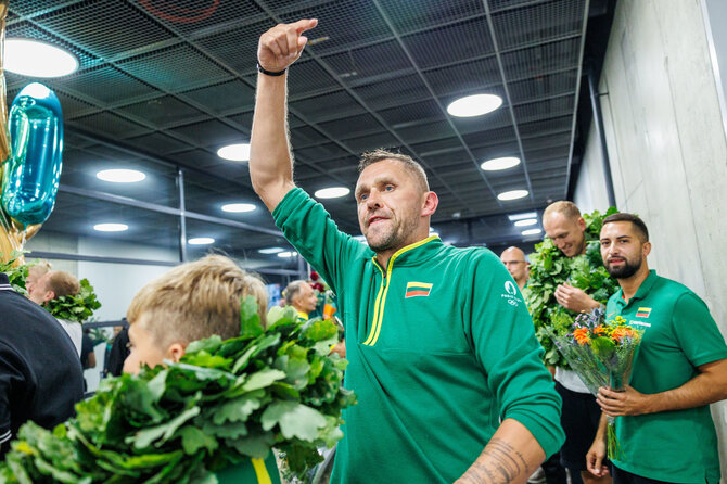 Eriko Ovčarenko / BNS nuotr./Krepšininkų sutiktuvės oro uoste