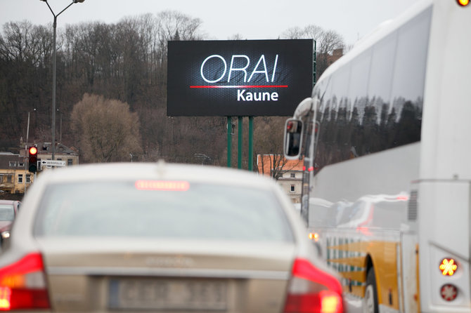 Eriko Ovčarenko/15min.lt nuotr./Lauko reklama Kaune