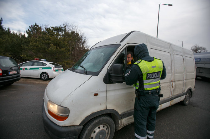 Eriko Ovčarenko/15min.lt nuotr./Policijos ir muitininkų reidas