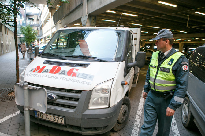 Eriko Ovčarenko / 15min nuotr./Kauno policija tikrino neįgaliųjų vietose paliktus automobilius