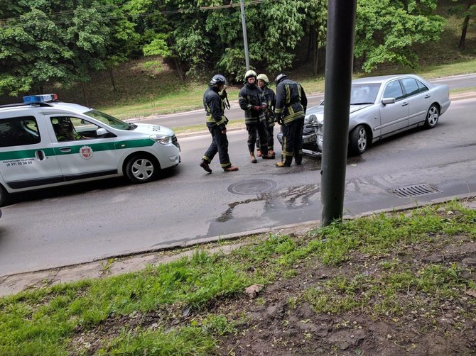 Giedriaus Kazakevičiaus nuotr./„Mercedes-Benz“ avarija Tunelio gatvėje