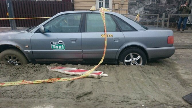 Kur stovi policija Kaune nuotr./Užklimpusi „Audi“