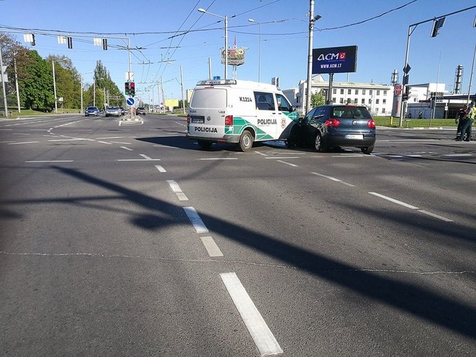 Kur stovi policija Kaune nuotr./Policijos automobilio avarija