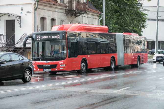 SĮ „Susisiekimo paslaugos“ nuotr./Daugėjant koronaviruso atvejų Vilniaus viešajame transporte intensyvinami veiksmai, užtikrinantys vairuotojų ir keleivių saugumą.
