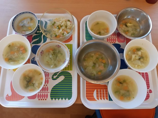 Vilniaus „Vyturio“ pradinės mokyklos nuotr./Pačių vaikų gaminta daržovių sriuba