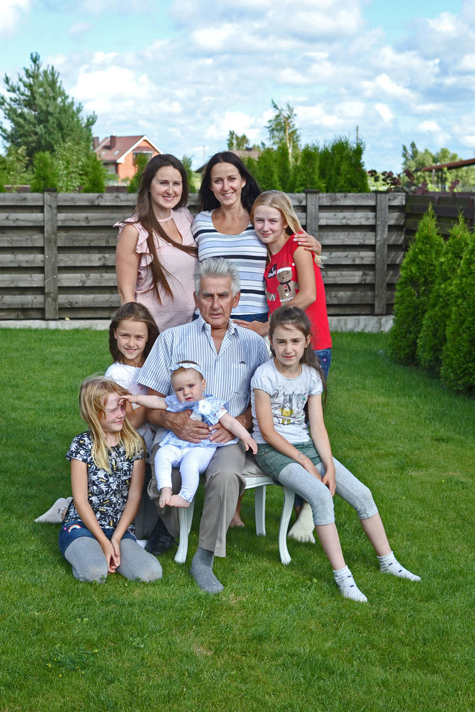 Asmeninė nuotr./Laimingas senelis, apsuptas dukrų ir anūkų